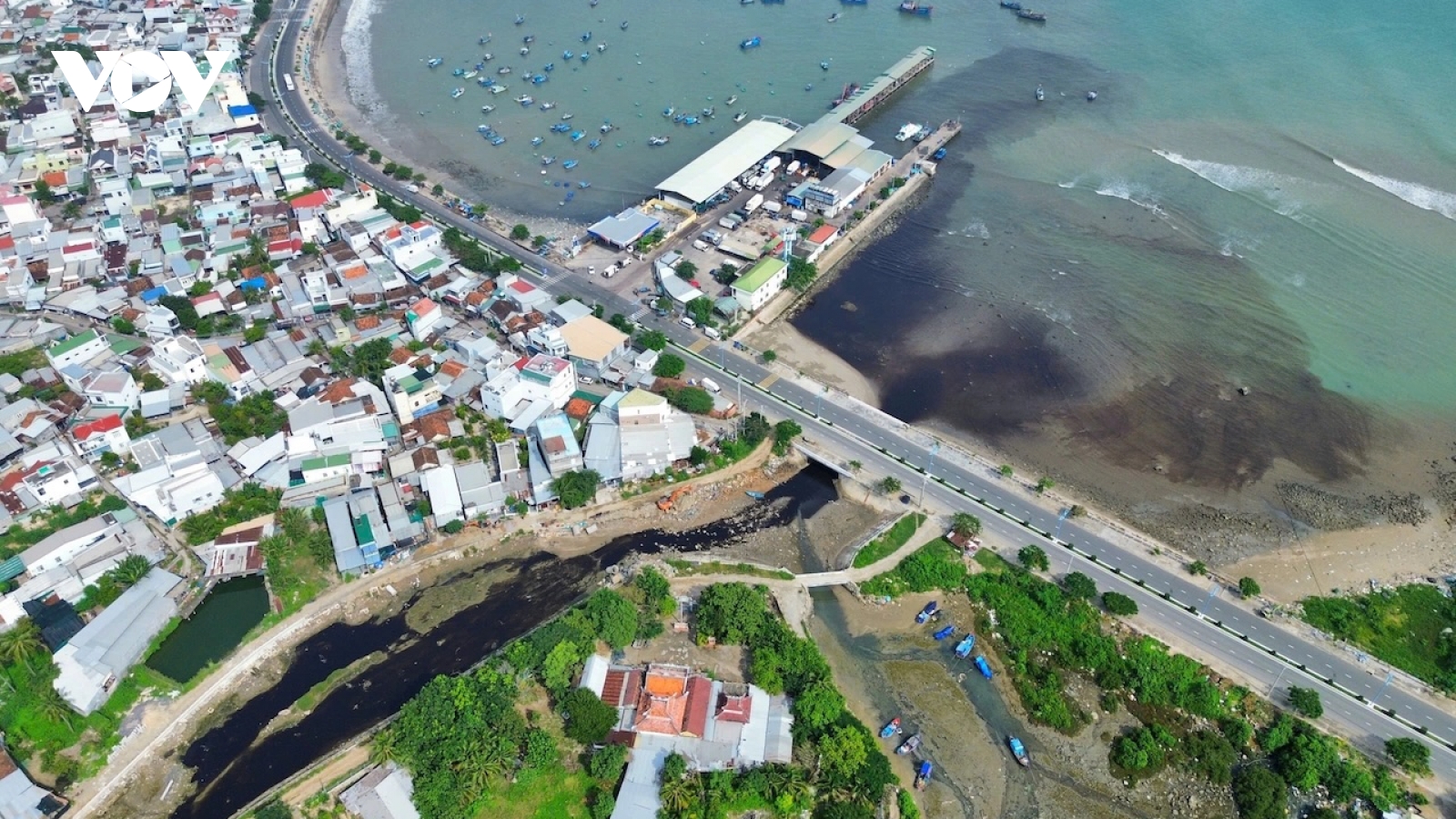 Dòng nước thải đen ngòm từ bãi rác “tấn công” khu dân cư và đổ ra biển Nha Trang